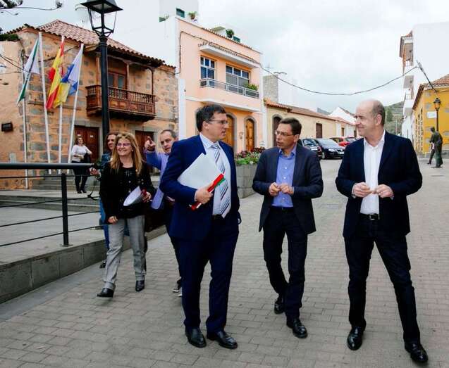 Mendoza (i), Atta (c) y Ortega (d), durante la visita del pasado martes (Foto TA)