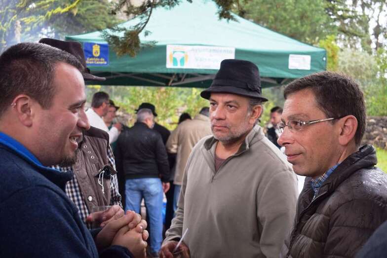 El alcalde Francisco Atta conversa con agricultores en el cuentro de este domingo (Foto TA)