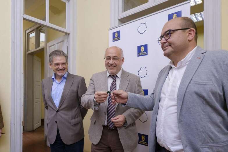 Momento de la entrega de la llave a la Asociación Pequeño Valiente por el presidente del Cabildo (Foto TA)