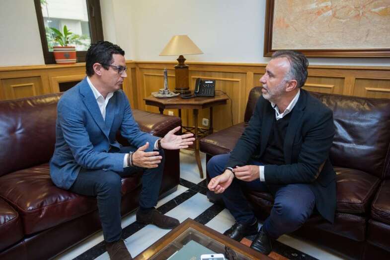 Momento del encuentro del vicepresidente del Gobierno de Canarias con el consejero de Obras Públicas (foto TA)