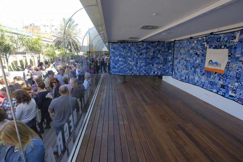 El tapiz se exhibe en una de las fachadas de la Casa-Palacio insular (Foto TA)