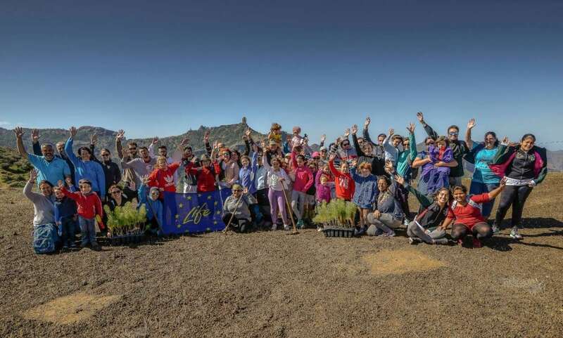 Foto de grupo de los participantes en la reforestación (Foto TA)