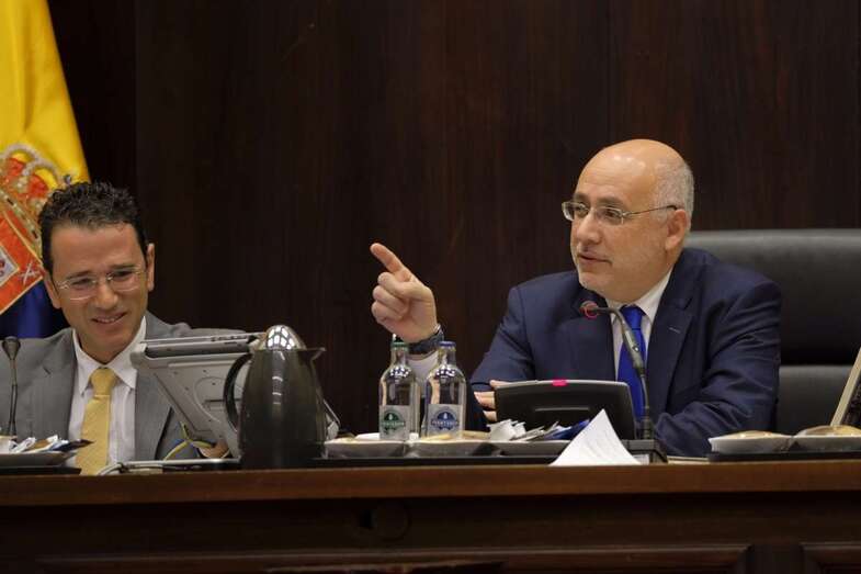 Antonio Muñecas (i), junto al presidente grancanario Antonio Morales en una imagen de archivo (Foto TA)