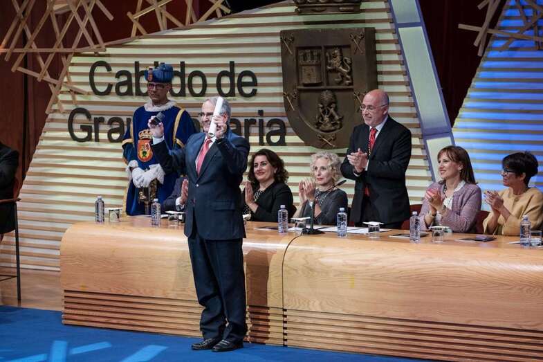 Momento en que el empresario Sebastián Grisaleña recibe el título de Hijo Predilecto de Gran Canaria (Foto TA)