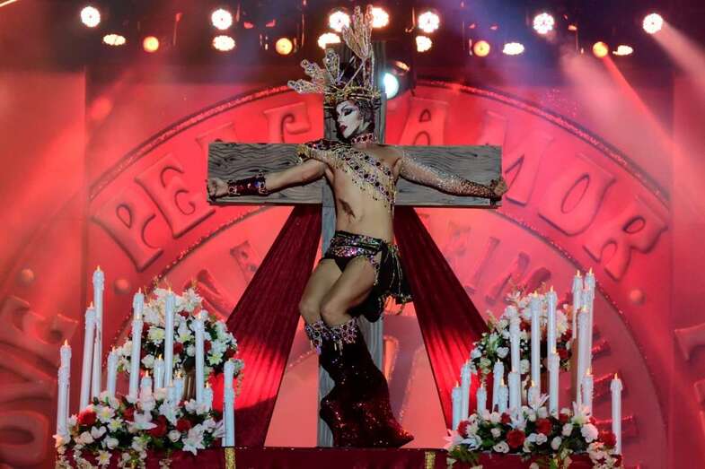 Drag Sethlas, representando la crucificcion de Jesucristo durante su polémica actuación (Foto TA)