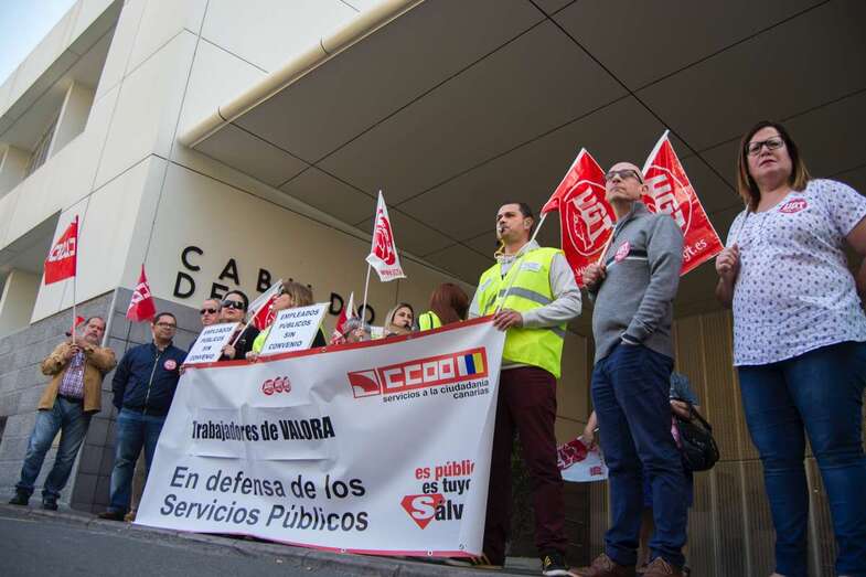 Los trabajadores se concentraron este viernes a las puertas del Cabildo(Foto TA)