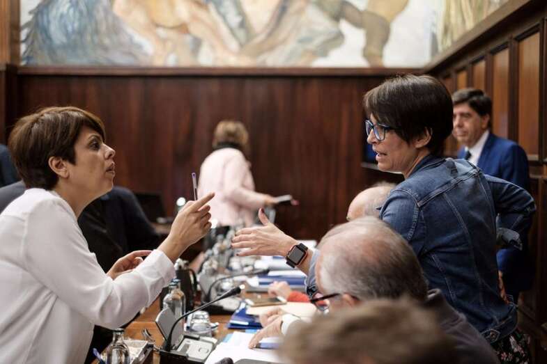Las consejeras Elena Máñez y Minerva Alonso charlan en el Pleno de este viernes (Foto TA)