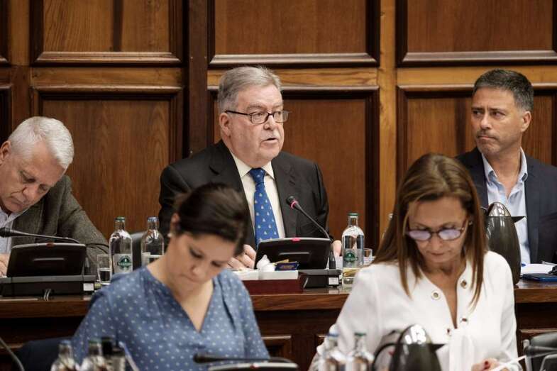 José Miguel Bravo de Laguna, en el Pleno de este viernes en el Cabildo grancanario (Foto TA)