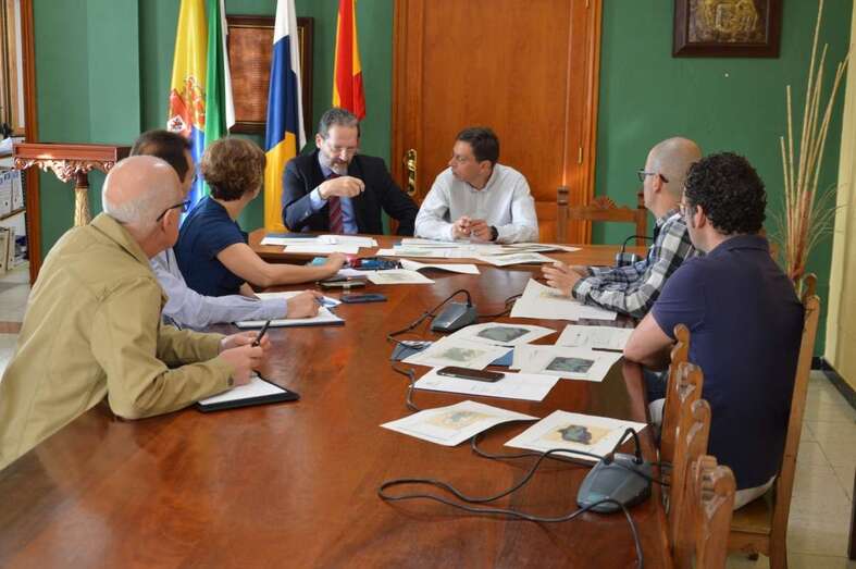 Reunión del alcalde con el director de Telefónica en Canarias, Juan Flores (Foto TA)