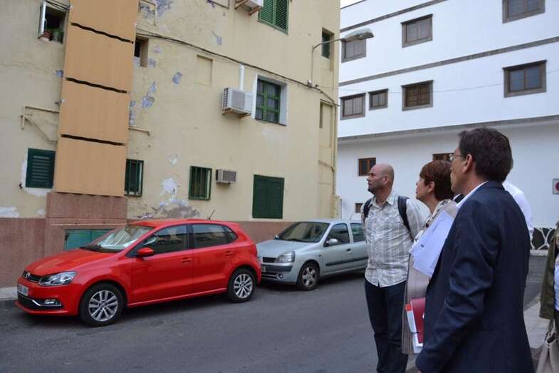  El proyecto fue presentado por la consejera Minerva Alonso a los vecinos después de comprobar el estado de los edificios (Foto TA)