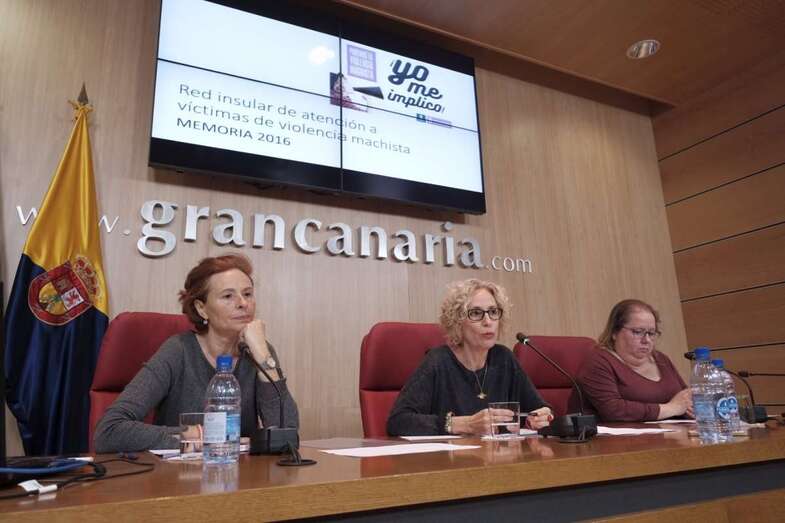 La consejera María Nebot (c) dio cuentas de la memoria acompañada por Antonia Alduán y Gema González (Foto TA)