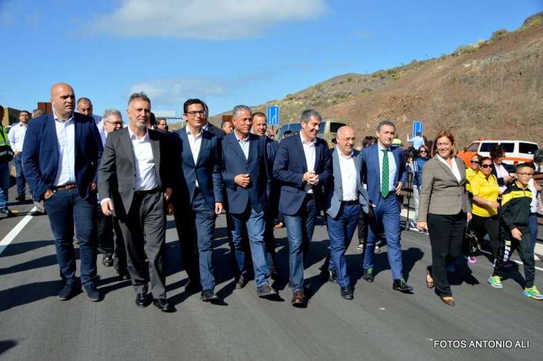 Las autoridades canarias visitaron este viernes la carretera (Foto Antonio Alí)