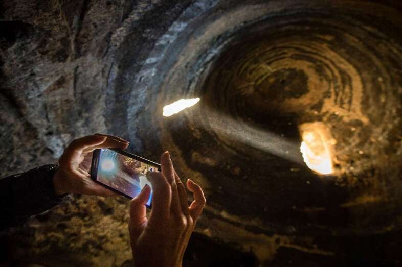Un visitante toma fotos con un móvil del yacimiento (Foto TA)