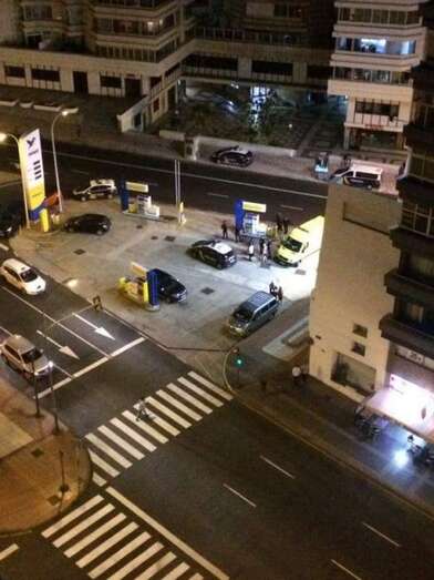 Policías y una ambulancia del SUC en el lugar del apuñalamiento (Foto Telva Mendaño)