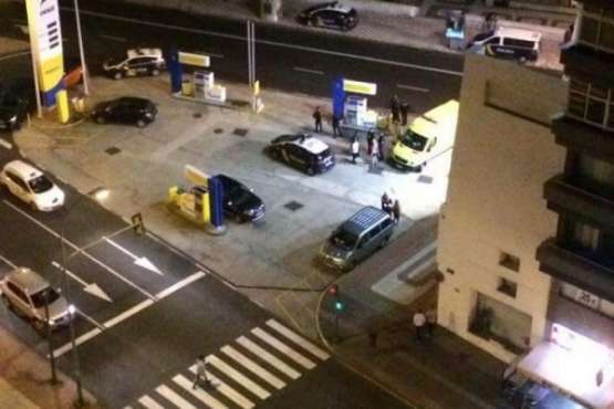 Policías y una ambulancia del SUC en el lugar del apuñalamiento (Foto de Telva Mendaño cedida por Ibán Padrón)