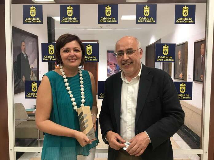 La consejera María Isabel Santana y el presidente Antonio Morales, con el premio (Foto TA)