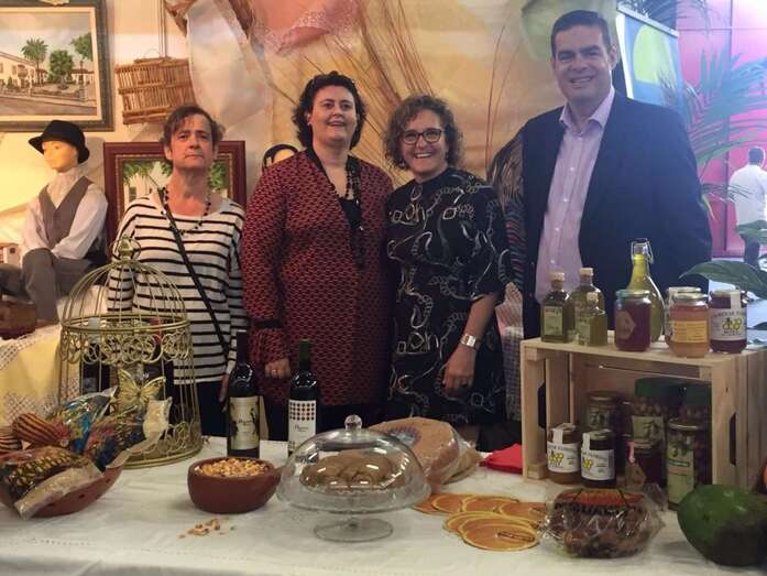 Los concejales Celeste López, Marta Hernández y Diego Ojeda, junto a Ana Jiménez, presidenta de Mercatelli (Foto TA)