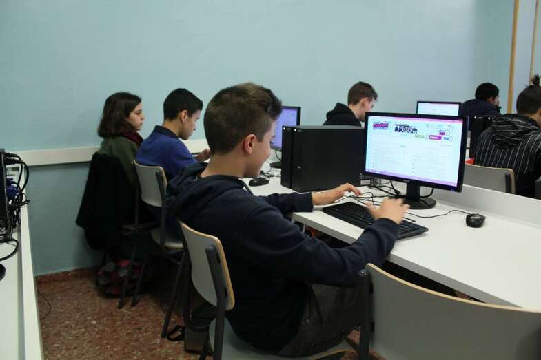 Alumnos delante de un ordenador (Foto TA)