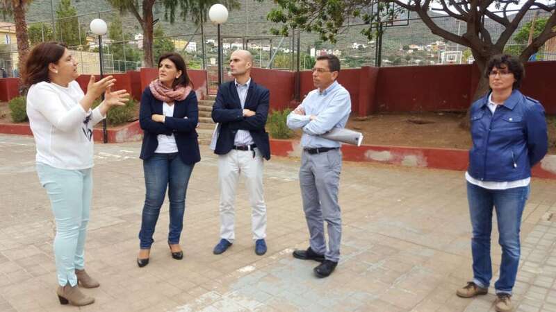 Momento de la visita al municipio de la directora general de Infraestructura Educativa del Gobierno de Canarias (Foto TA)