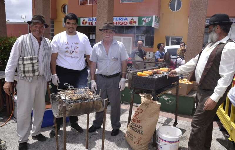 Asadero en la plaza de Tifariti, este domingo (Foto TA)