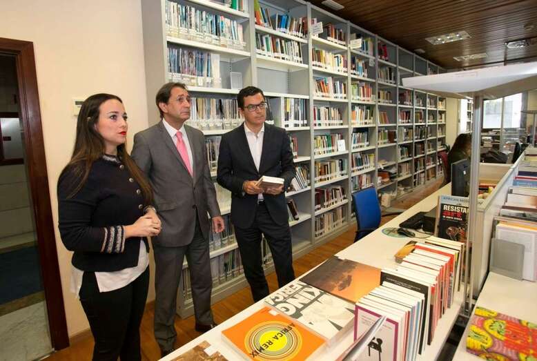El teldense Pablo Rodríguez (d), este jueves en la Casa África junto a Luis Padrón y Arianne Hernández (Foto TA)