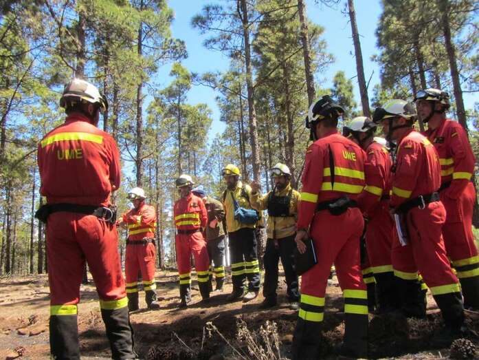 Imagen de las prácticas en fuegos técnicos desarrolladas estos días por el personal de la UME (Foto TA)