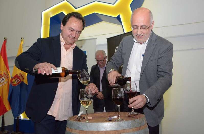 El viticultor teldense Luis López, propietario de La Higuera Mayor, junto al presidente Antonio Morales en el descorche del pasado año (Foto TA)