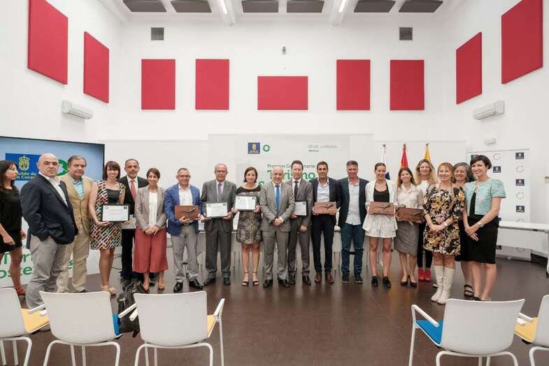 Los premiados, este jueves junto a las autoridades grancanarias (Foto TA)
