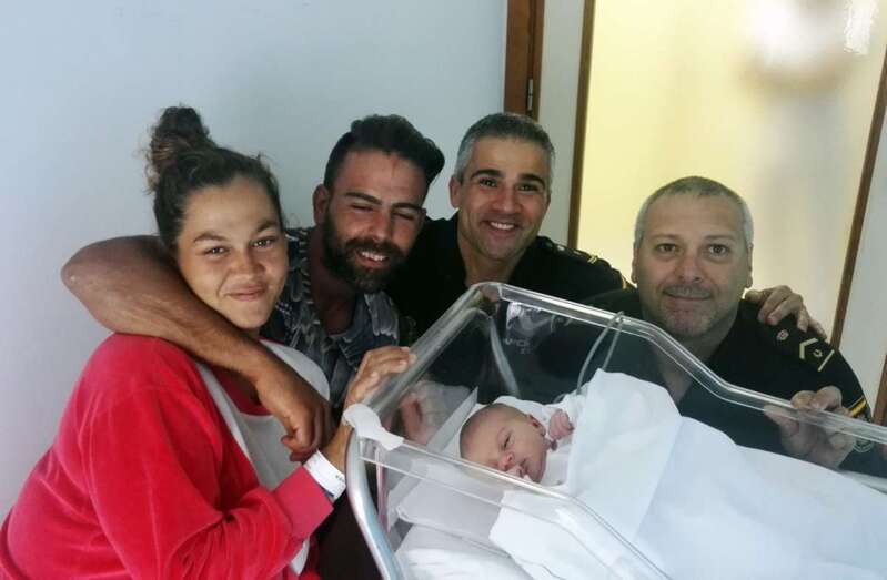 Los agentes del CNP, este jueves junto a los padres (Foto TA)