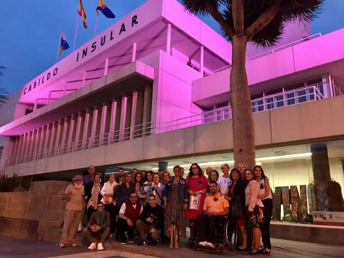 La fachada del Cabildo se iluminó este viernes de morado (Foto TA)
