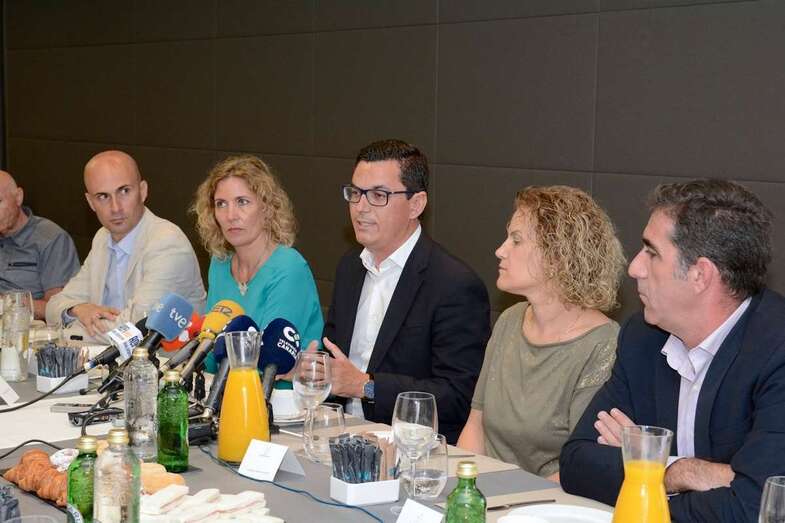 Pablo Rodríguez (c), junto a Juan José Gil (i), Sinesia Medina, Aurora Moreno y Francis Candil (Foto Acfi Press)