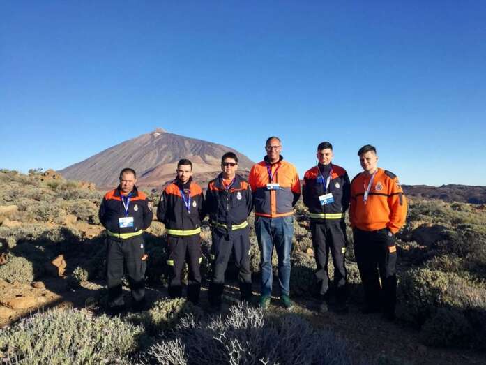 Los voluntarios de PC Valsequillo junto al concejal Víctor Navarro (Foto TA)