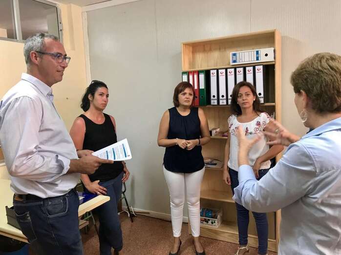 Imagen de la inauguración del banco de libros del colegio de Valsequillo (Foto TA)