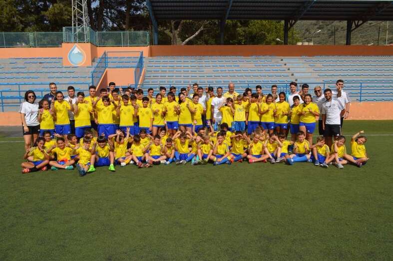 Foto de grupo con el mediapunta de la UD Las Palmas (Foto TA)
