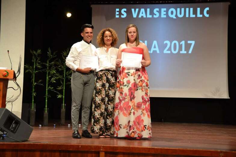 Alumnos con los tres mejores expedientes de 2Âº de Bachillerato del IES de Valsequillo (Foto TA)