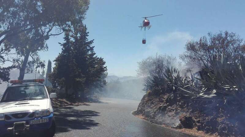 Imagen de las tareas de extinción del fuego declarado en Tejeda (Foto TA)