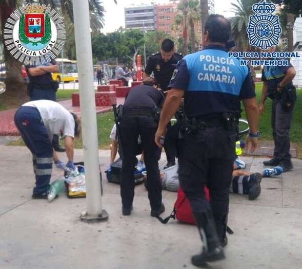 El ciclista es atendido por personal sanitario en plena calle (Foto TA)