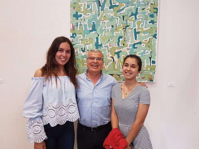 El Vicerrector de Estudiantes y Deportes, Antonio S. Ramos Gordillo, con las dos alumnas (Foto TA)