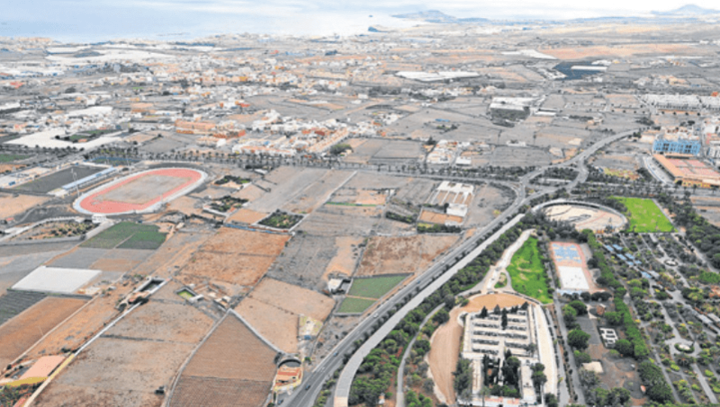 Vista del liÌmite Este del casco urbano de Telde, con extensas piezas de suelo antanÌƒo agriÌcola y ahora abandonadas (Foto C7 / Gerardo Montesdeoca)