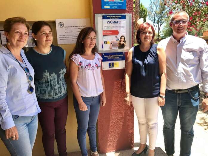 Ayer se inauguró el banco de libros del CEIP Valsequillo (Foto TA)