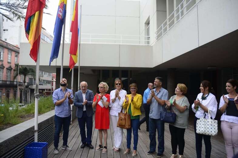 Momento del izado de la bandera arcoiris en el Cabildo (Foto TA)