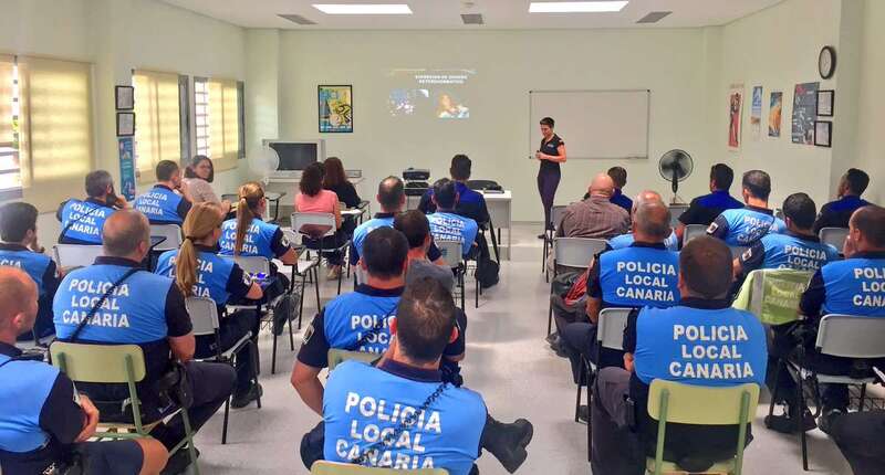 Imagen de la charla ofrecida este jueves por Elena Sánchez en la capital grancanaria (Foto TA)