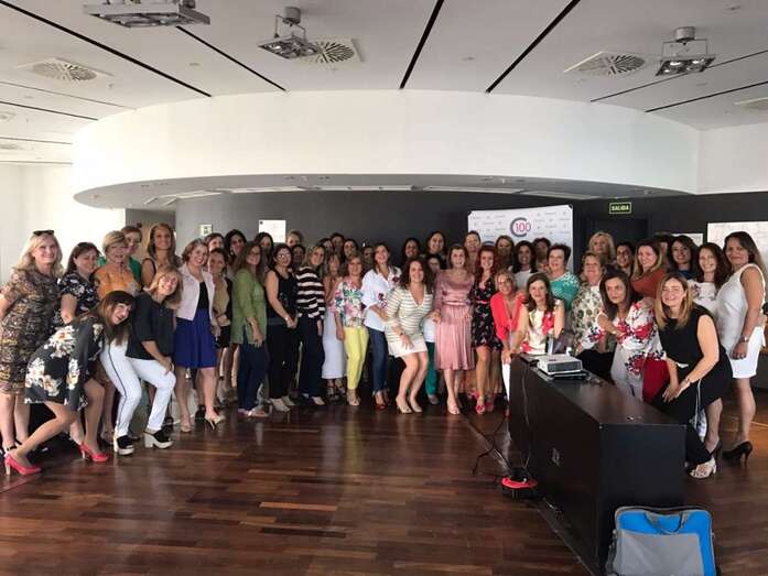 La alcaldesa teldense Carmen Hernández arropó a Charter 100 Gran Canaria durante el acto (Foto TA)