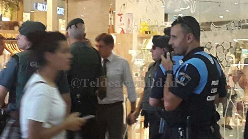 Efectivos de la Guardia Civl y de la Policía Local en el interior del edificio comercial (Foto TA)
