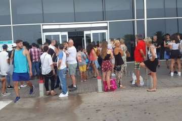 Desalojado el Centro Comercial Atlántico (Vecindario) por una maleta abandonada en un baño (Foto TA)