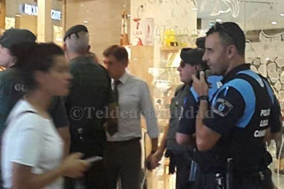 Desalojado el Centro Comercial Atlántico (Vecindario) por una maleta abandonada en un baño (Foto TA)