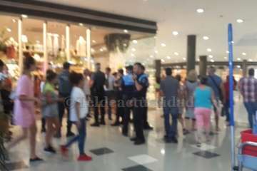 Desalojado el Centro Comercial Atlántico (Vecindario) por una maleta abandonada en un baño (Foto TA)