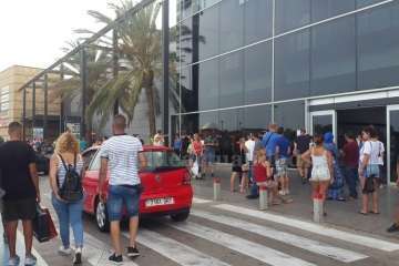 Desalojado el Centro Comercial Atlántico (Vecindario) por una maleta abandonada en un baño (Foto TA)