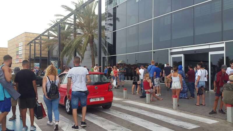 Personas a las puertas del Centro Comercial de Vecindario tras el desalojo (Foto TA)