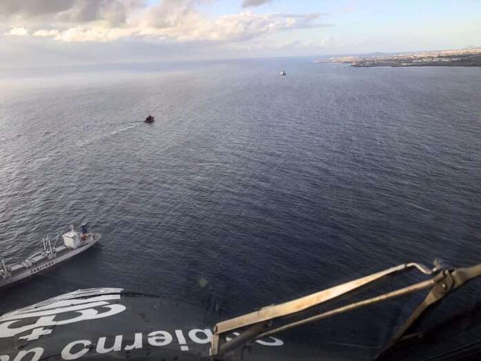 Imagen de archivo de un helicóptero del GES sobrevolando la costa entre Las Palmas de Gran Canaria y Telde (Foto TA)